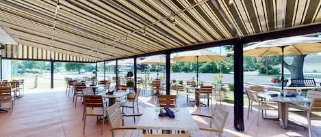Déjeuner et dßner servis sur place, spécialités Cuisine américaine