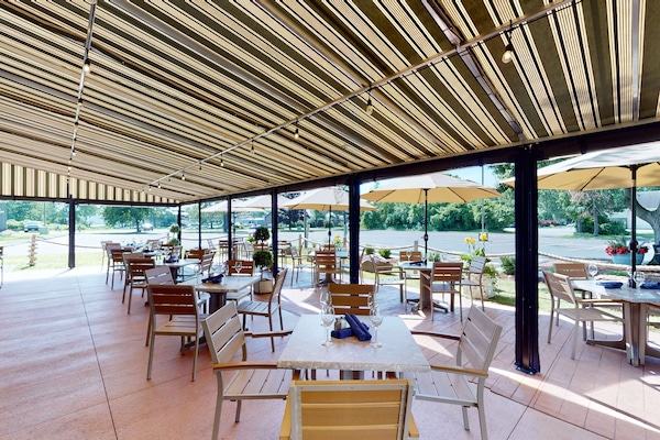 Melayani makan siang dan makan malam dengan sajian masakan Amerika