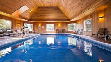 Inomhuspool, utomhuspool, parasoller och solstolar