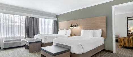 Suíte, 2 quartos, para não fumantes, geladeira e micro-ondas (No Pets in room type;with Sofabed) | Cortinas blackout, ferros/tábuas de passar roupa, berços grátis