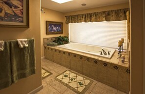 Room (Paradise suite) | Bathroom | Shower, hair dryer, towels