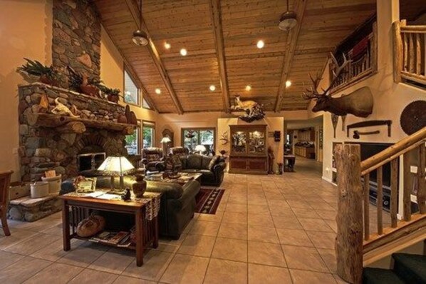 Lobby - Rocky Point Ranch (Thompson Falls)