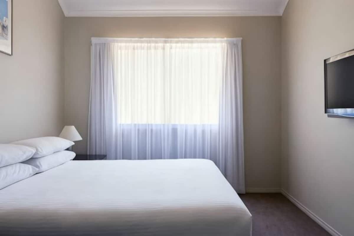 Premium bedding, in-room safe, individually decorated
