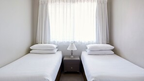 Ropa de cama de alta calidad y caja de seguridad en la habitación 