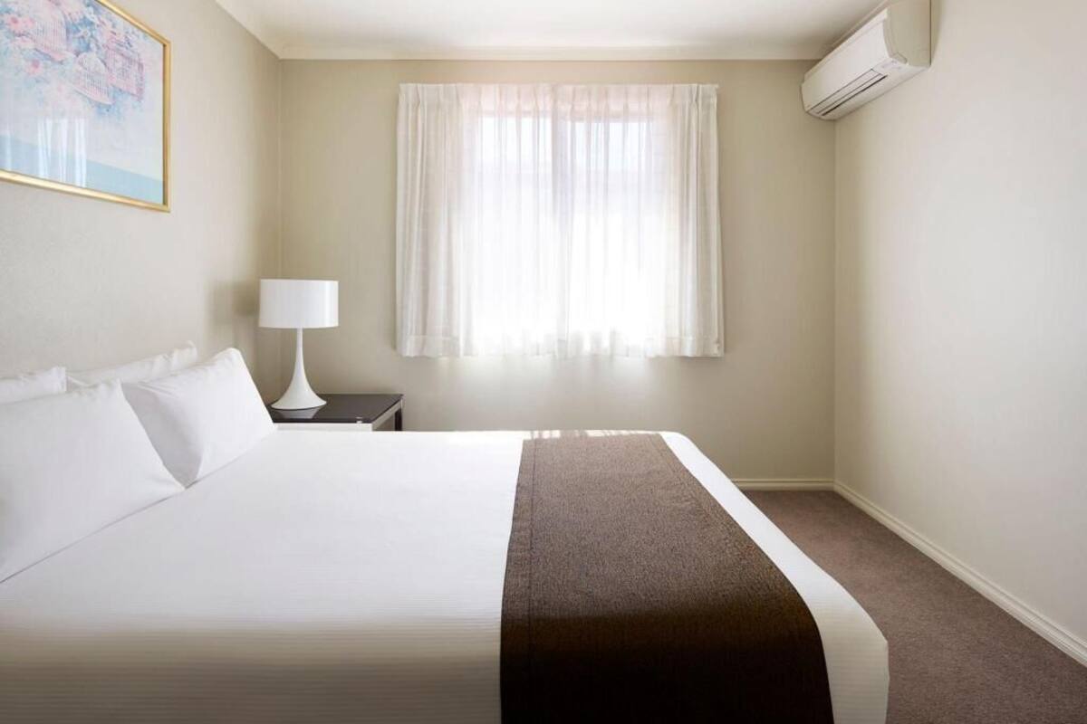 Premium bedding, in-room safe, individually decorated