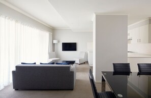 Apartemen Deluks, 4 kamar tidur, 2 kamar mandi | Area keluarga | Televisi LCD 30-inci dengan saluran TV premium dan TV