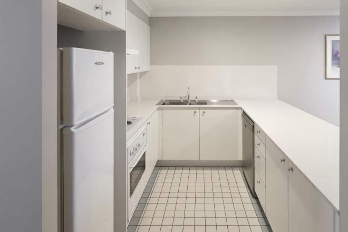 Private kitchen | Full-size fridge, microwave, oven, stovetop