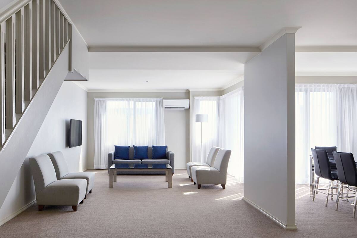 Apartamento Deluxe, 3 habitaciones, 2 baños | Zona de estar | Televisión LCD de 30 pulgadas con canales premium, una televisión
