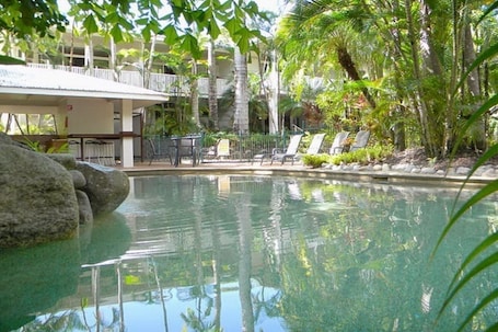 Una piscina al aire libre