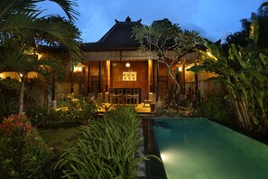 A traditional building with a pool, surrounded by lush greenery and a well-maintained garden. - Cocoa Ubud Private Villa (Ubud)