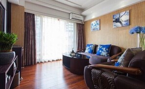 商務套房, 1 張特大雙人床 | 客廳 | 42 厘米LCD 電視連有線電視頻道、電視