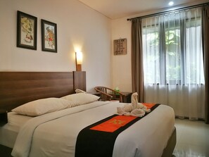 Deluxe kamer | Luxe beddengoed, een bureau, een strijkplank/strijkijzer, extra bedden