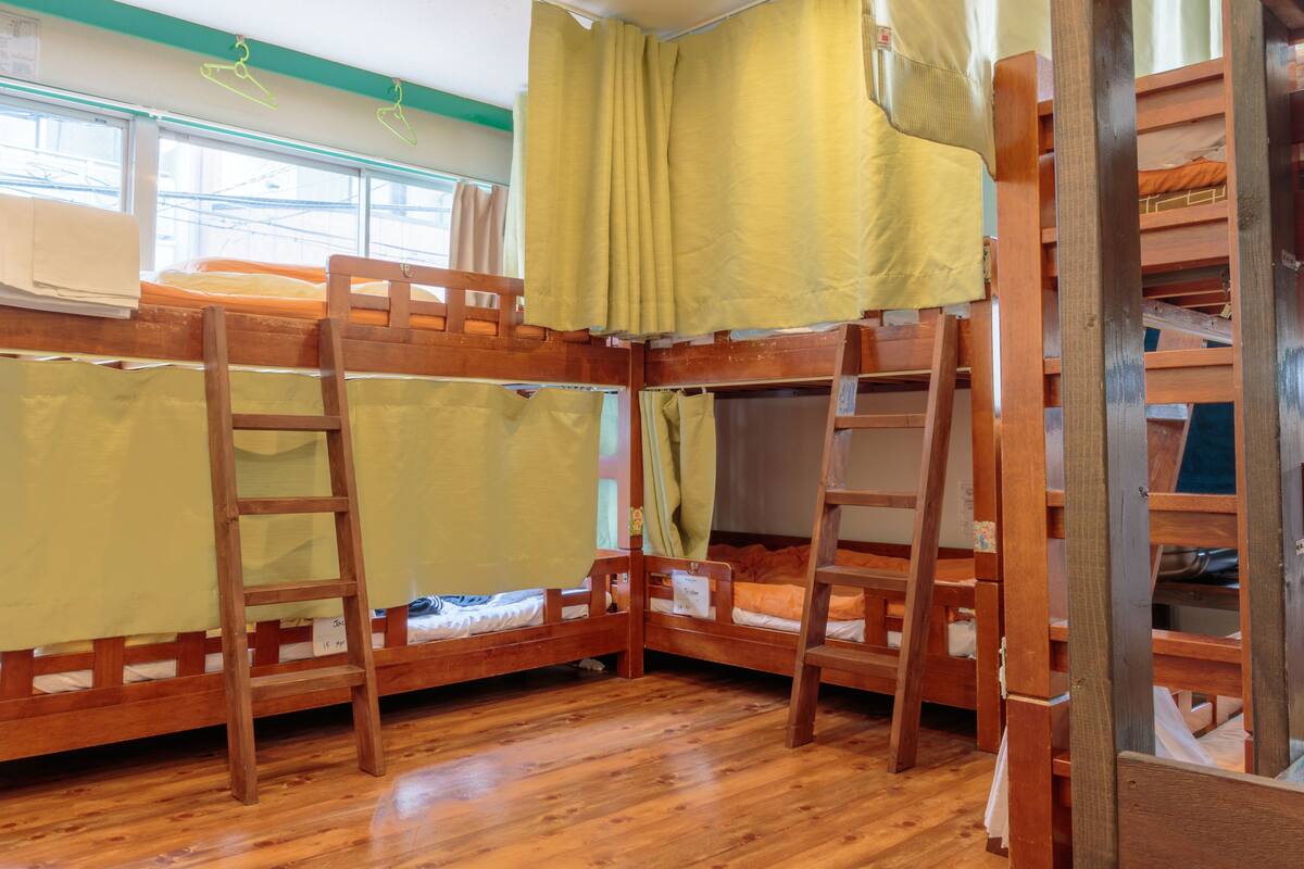 Bed in 8 Bed Mixed Dormitory Room | Desk, free WiFi