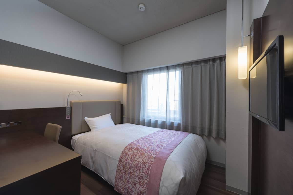 Single Room, Non Smoking (with Bathtub) | Down duvets, desk, blackout curtains, iron/ironing board