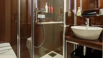 Kombination af bruser/badekar, brusehoved med spredningseffekt