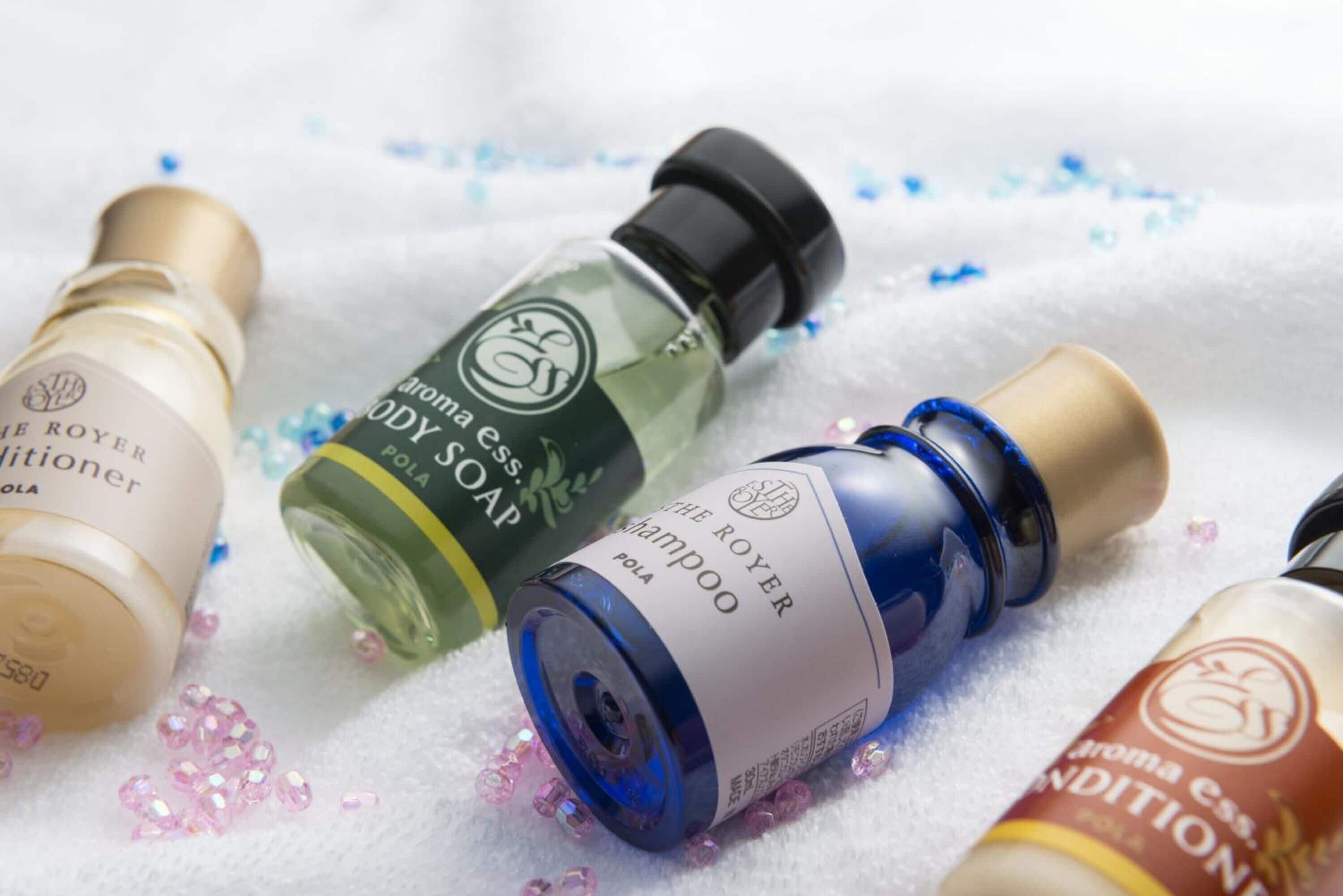 combined shower/bathtub, rainfall showerhead, free toiletries