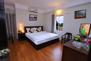 Minibar, in-room safe, desk, blackout curtains - Pho Bien Hotel (Nha Trang)