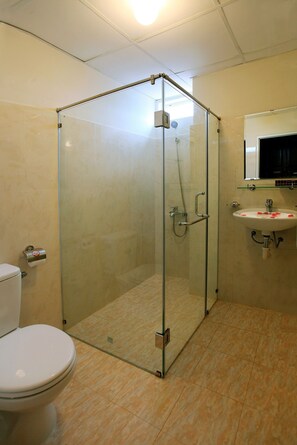 Deluxe-Zweibettzimmer, Stadtblick (Balcony) | Badezimmer | Dusche, kostenlose Toilettenartikel, Haartrockner, Hausschuhe