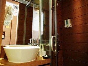 Shower, hair dryer, slippers, towels - Bluejay Residences Ap Lei Chau (Hong Kong)