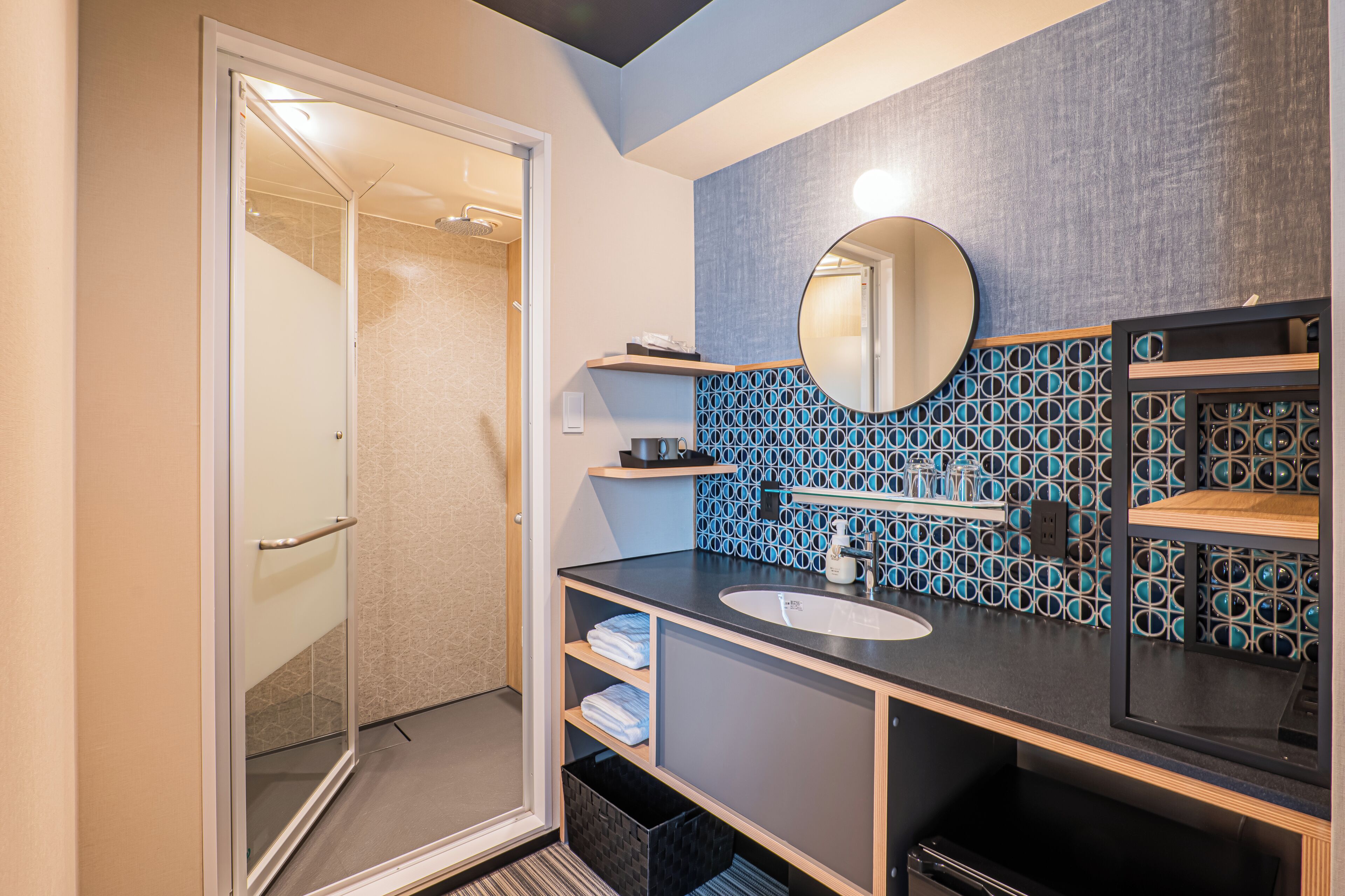 deluxe double room, 1 king bed, non smoking | bathroom | combined shower/bathtub, free toiletries, hair dryer, slippers