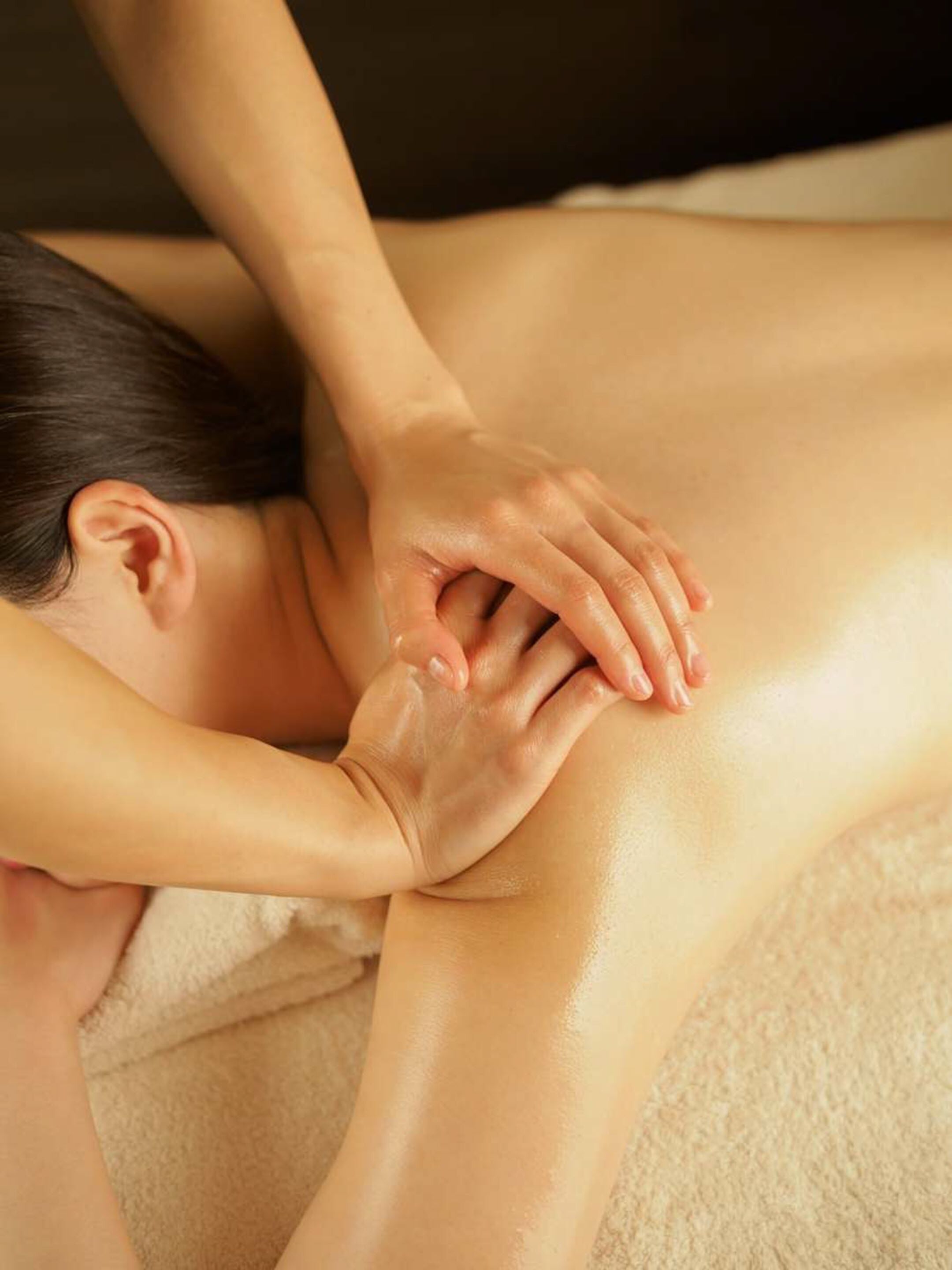 Une personne qui reçoit un massage du dos.