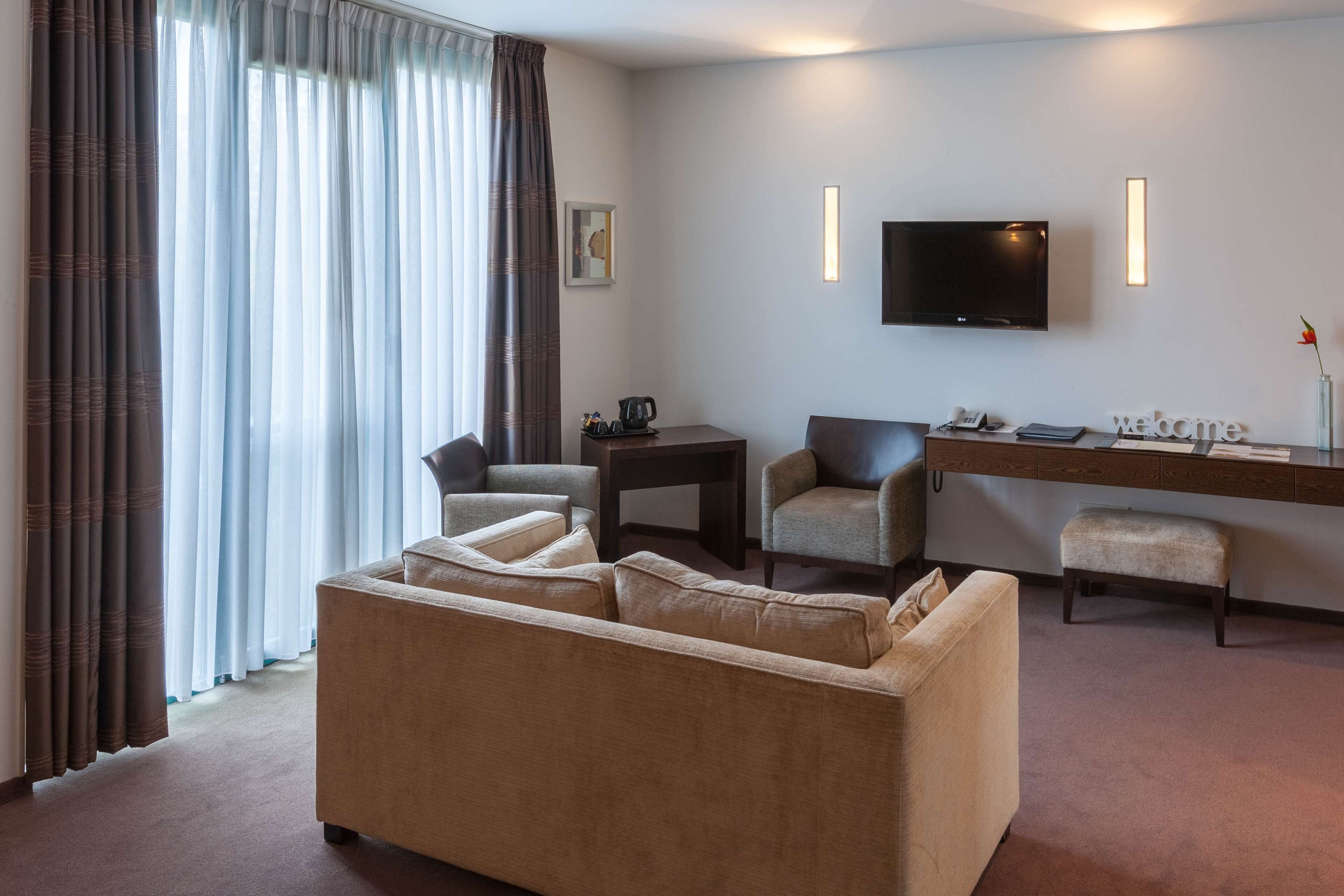 junior suite, 1 queen bed, non smoking | bathroom | combined shower/bathtub, hair dryer, towels