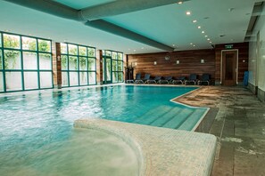 Piscina interna, espreguiçadeiras