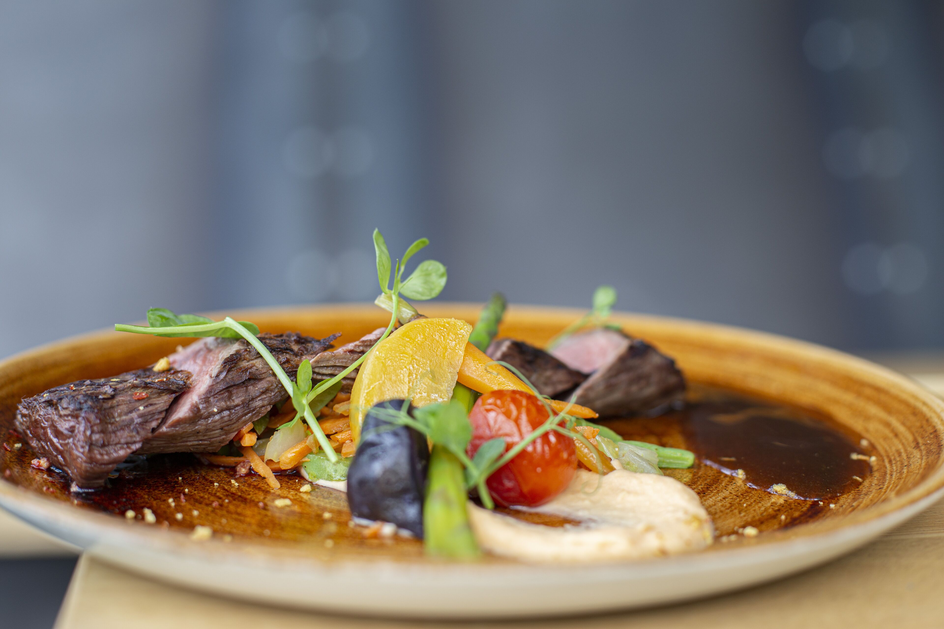 Une assiette de nourriture contenant divers légumes et de la viande.