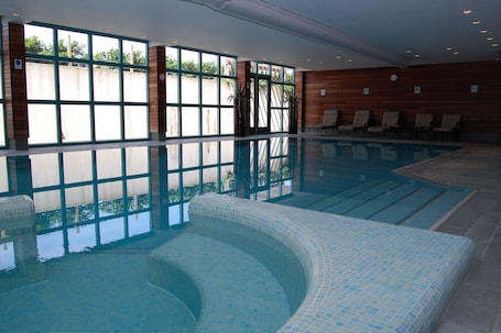 Inomhuspool och solstolar. Best Western Hotel Nobis Asten