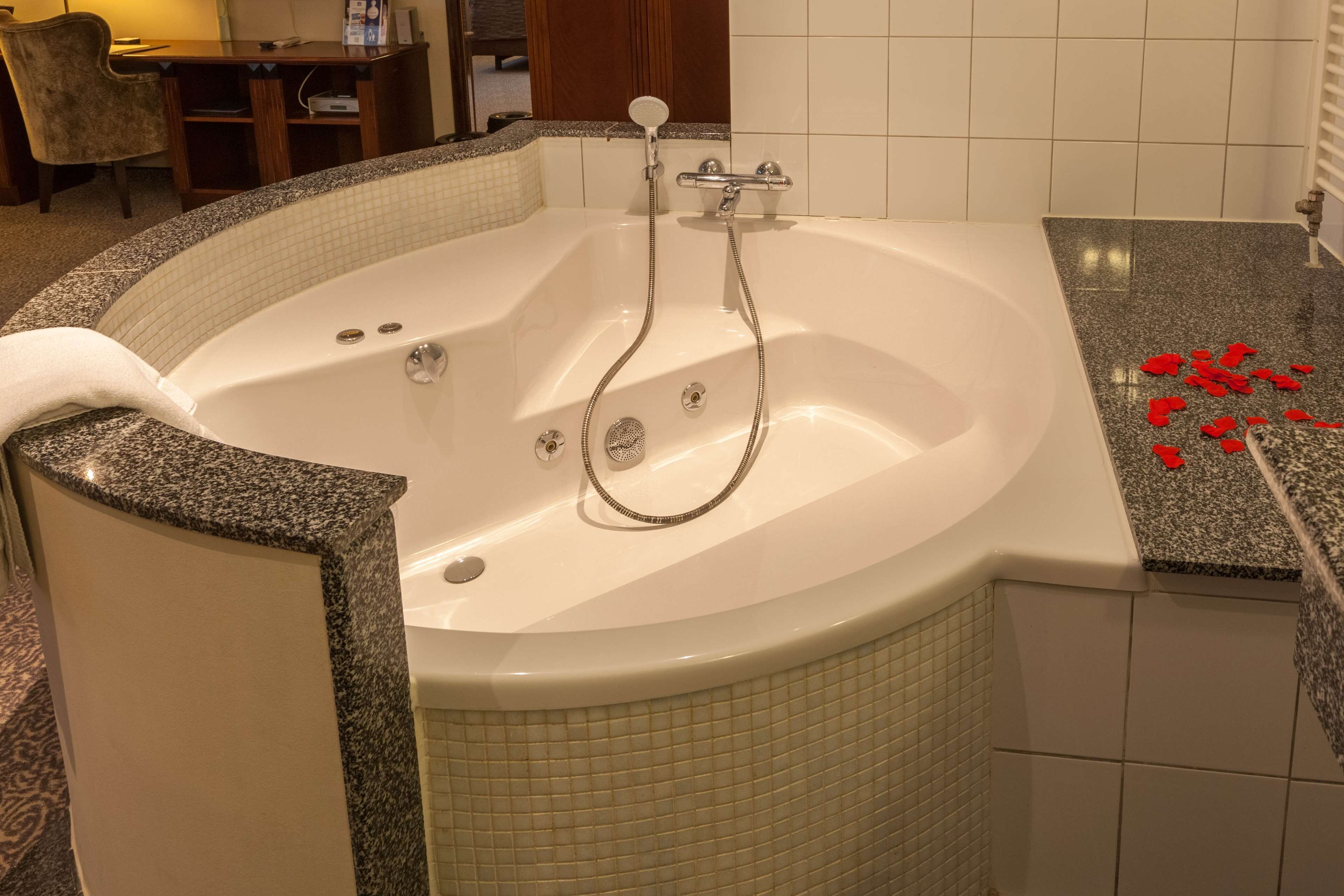 suite, 1 queen bed, non smoking | bathroom | combined shower/bathtub, hair dryer, towels