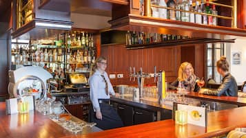 2 bars/lounges