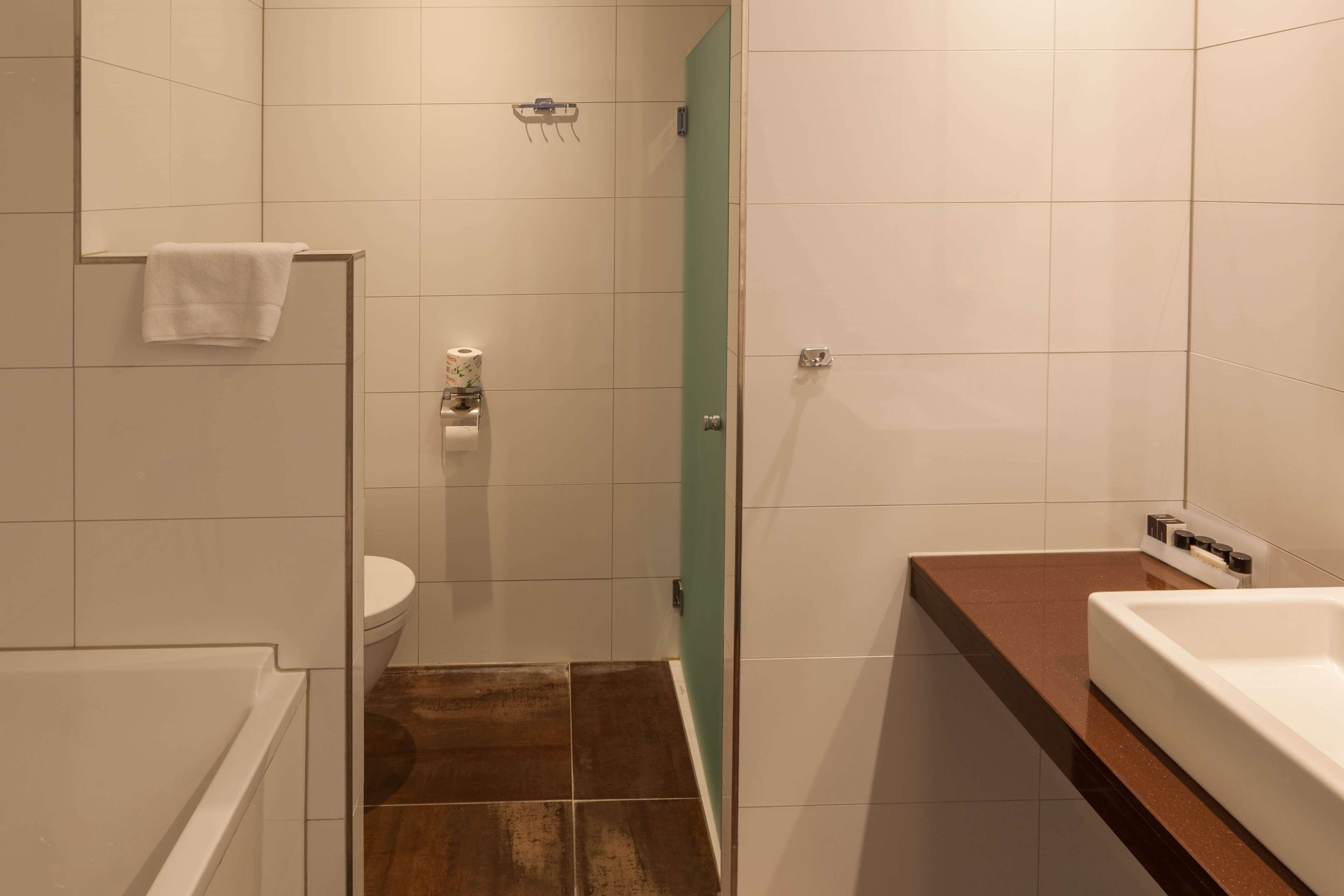 Un baño con inodoro, ducha y lavamanos.