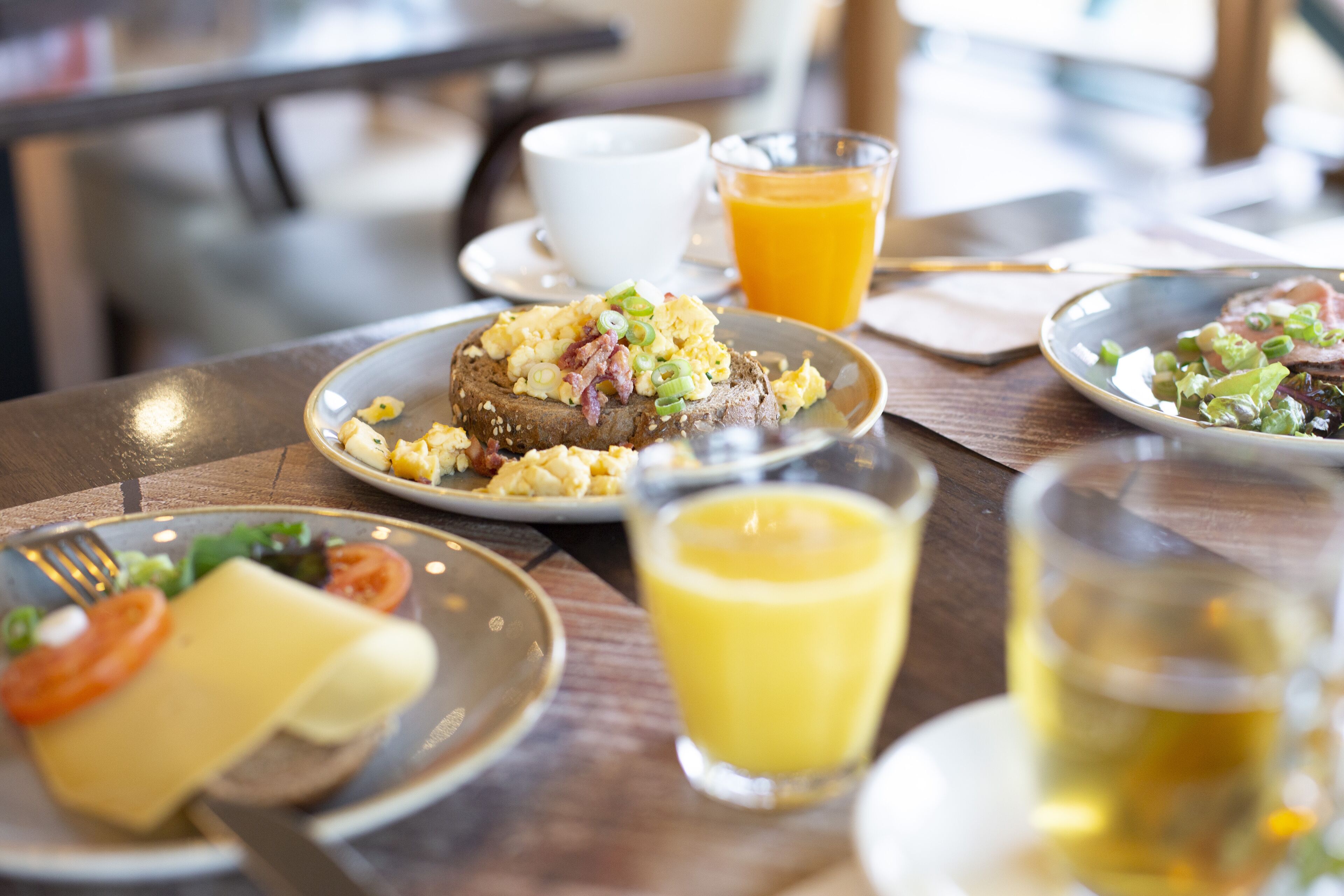 Desayuno buffet diario (EUR 18.50 por persona)