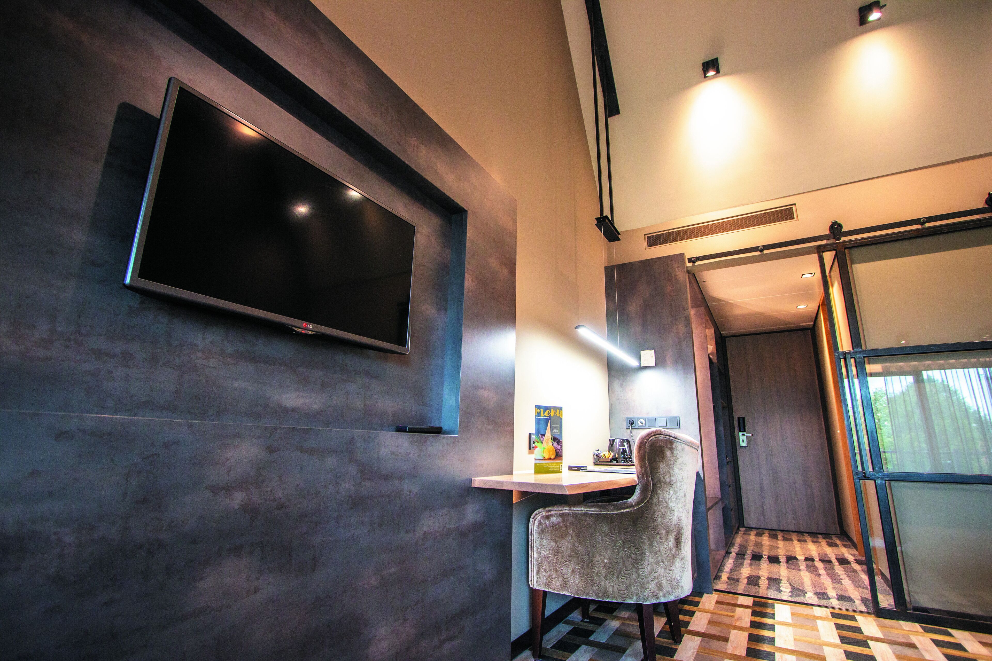 standard room, 3 single beds, non smoking | 1 bedroom, desk, iron/ironing board, cots/infant beds