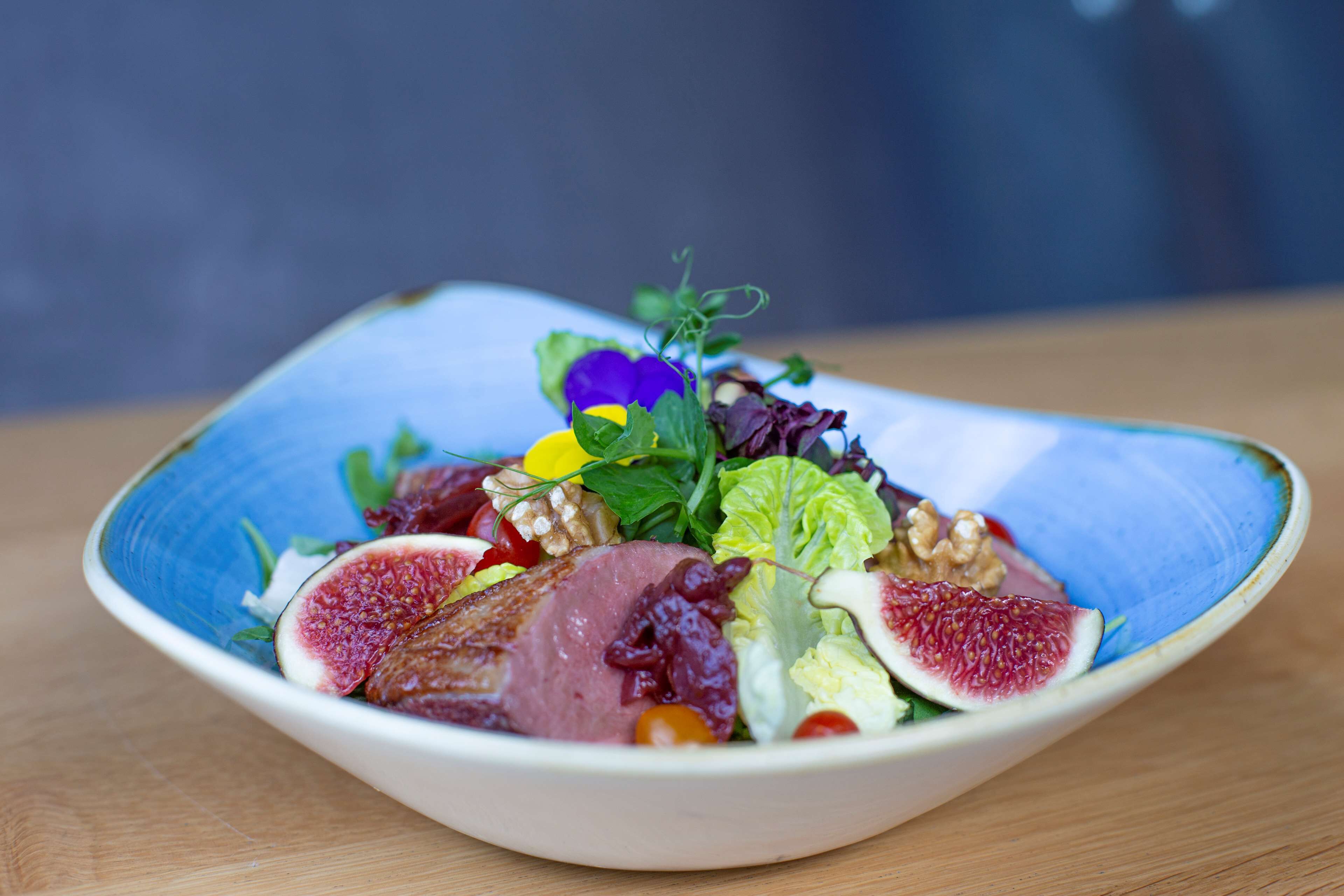 Een saladekom met verschillende groenten en fruit.