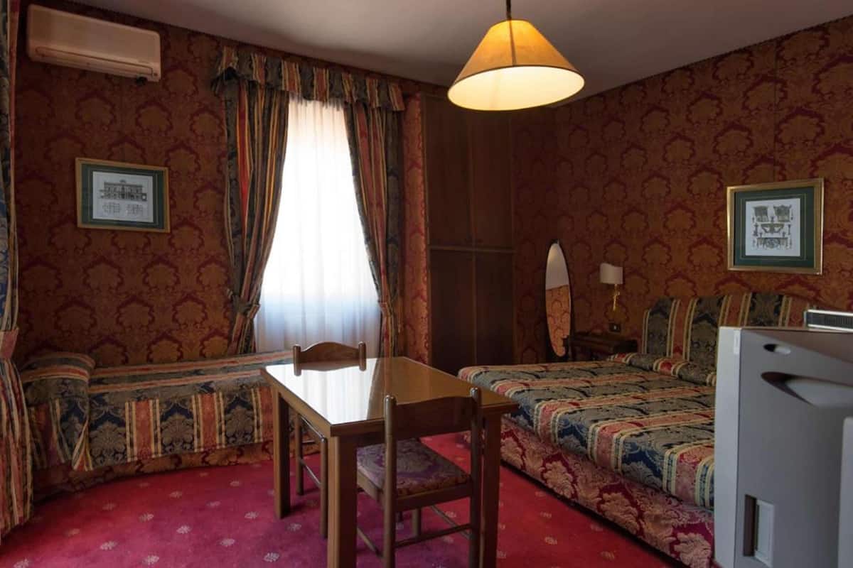 Family Room | In-room safe, desk, soundproofing, WiFi (free)