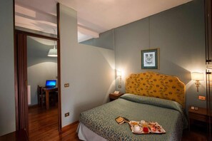 コンフォート ルーム ダブルベッド 1 台 | セーフティボックス (室内)、デスク、防音設備、WiFi (無料)