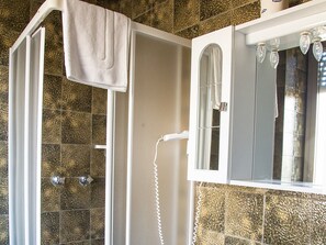 Shower, hair dryer, towels - Ponte Bianco Hotel & Residence (Rome)
