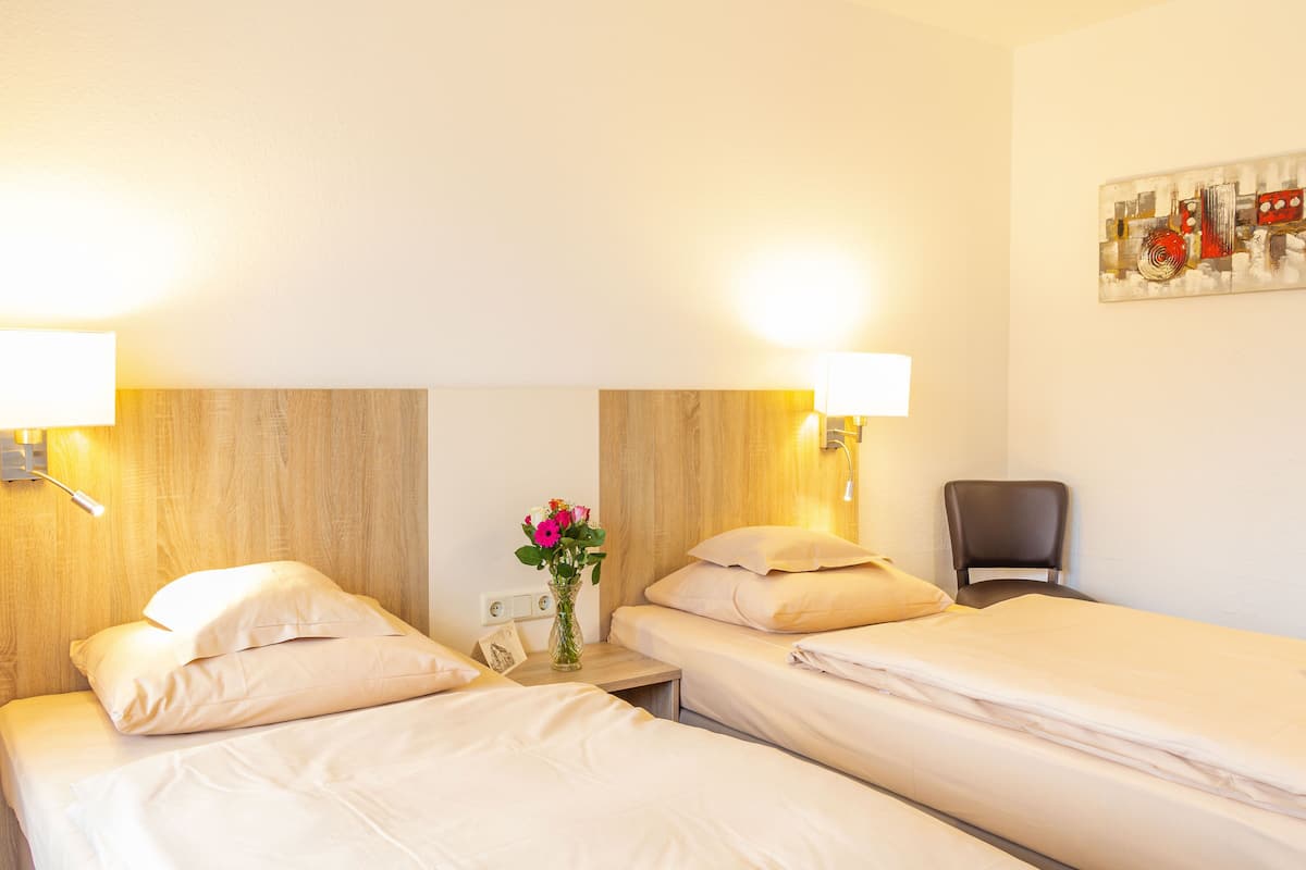 Doppel- oder Zweibettzimmer | Zimmersafe, Verdunkelungsvorhänge, kostenloses WLAN, Bettwäsche