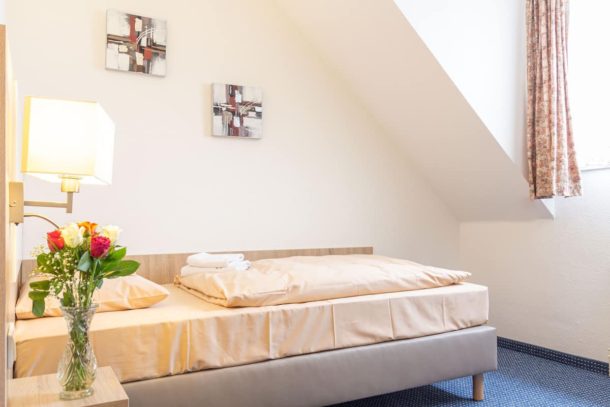 Einzelzimmer | Zimmersafe, Verdunkelungsvorhänge, kostenloses WLAN, Bettwäsche