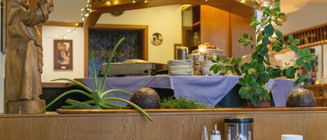 每日供應吃到飽早餐 (每人 EUR12)