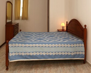 Appartement, 2 slaapkamers | Een kluis op de kamer, babybedden, extra bedden, wifi