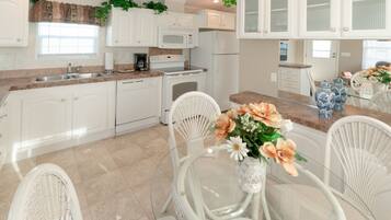 Apartment, 1 Bedroom | Private kitchen | Dishwasher, cookware/dishes/utensils