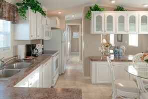 Apartment, 1 Bedroom | Private kitchen