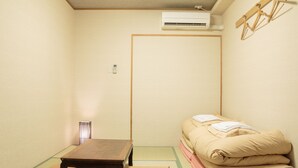 Tradisjonelt tomannsrom, ikke-røyk (Japanese Style, With Shared Bathroom) | Spiseområde på rommet