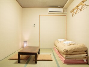 Japanese-Style Twin Room with Shared Bathroom | In-room dining - Kyoto Hana Hostel (Kyoto)