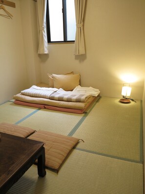 Blackout curtains, iron/ironing board, free WiFi, bed sheets - Kyoto Hana Hostel (Kyoto)