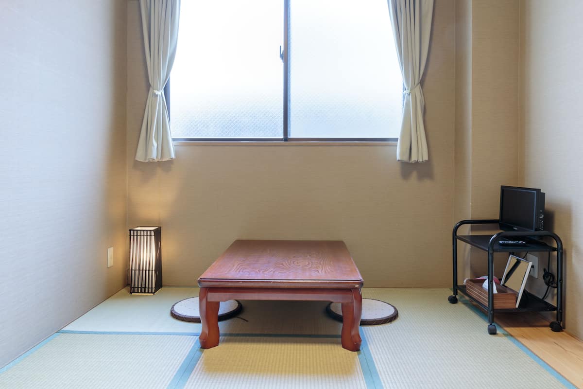 遮光窗帘、熨斗/熨板、免费 WiFi、床单