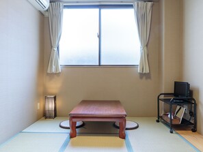 Blackout drapes, iron/ironing board, free WiFi, bed sheets - Kyoto Hana Hostel (Kyoto)