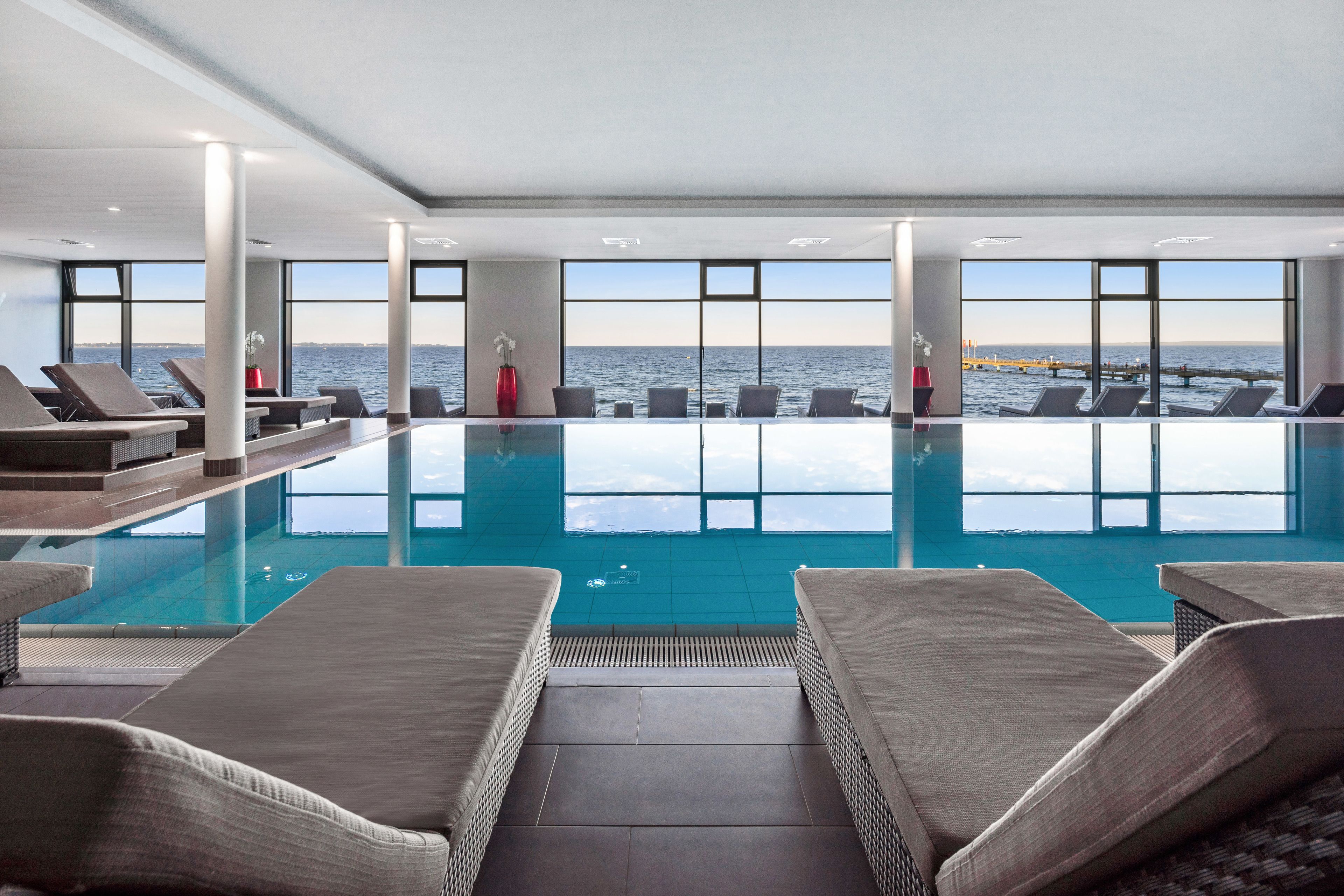 室內游泳池，開放時間為 07:00 至 22:00，提供日光浴躺椅